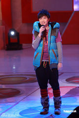 高清组图：明星参加慈善节目 古巨基热心公益演唱 