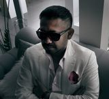 组图：姜武欧洲小镇街拍 简约搭配玩转时尚