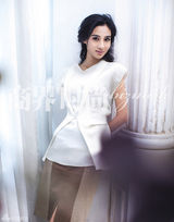 组图：女星冯文娟登时尚杂志凝神浅笑容颜清丽