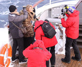 组图：凯特-阿普顿南极穿比基尼 冰天雪地豪乳热辣