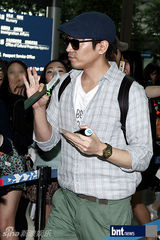 组图：神话组合六成员亮相机场 将赴台开演唱会