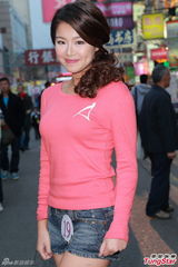 组图：准亚姐热裤现身冒寒派冰淇淋