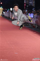 组图：金钟奖红毯 阿ken跳跃吴怡霈大方晒胸