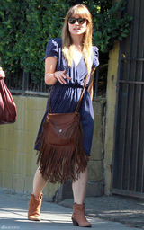 高清图：奥利维亚-王尔德街拍 波点裙搭流苏包