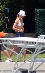 组图：卡梅隆-迪亚兹与男友度假 比基尼热裤现身