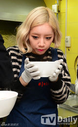 组图：韩团GirlsDay备300份辣炒年糕送粉丝