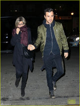 组图：安妮斯顿与未婚夫秀恩爱 手中钻戒闪瞎眼