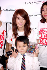 组图：Hebe亲切可爱热心公益 透露Ella赴美学英文