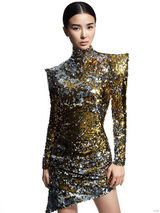 组图：龙女郎姚星彤金色点亮新年潮范儿十足