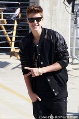 组图：贾斯汀-比伯为新曲拍MV 与女主角调情频笑场