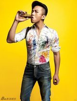 组图：邓超率性登杂志封面 要做有态度男人