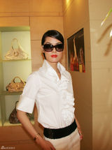 幻灯图：马艳丽出席时尚活动 展现高雅女王气质