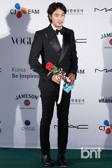 组图：韩孝珠玉泽演等众星亮相釜山电影节蓝毯