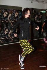 高清图：容祖儿为演唱会彩排 地狱式拉筋刻苦训练