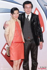 组图：吴君如短裙冷到腿抖 忙至无暇陪女儿