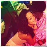 组图：蕾哈娜发与祖母合影纪念亲人过世