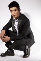 组图：《青瓷》杜江全新写真显成熟稳重