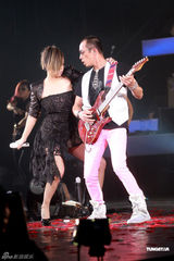 组图：周杰伦演唱会造型百变 与张惠妹合唱全场沸腾