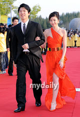 组图：郑日宇李彩英等出席韩国全州电影节开幕式