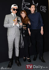 组图：GD亮相时装周 鸭舌帽混搭格纹西装