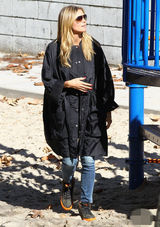 组图：海蒂-克鲁姆宽松外套陪女儿玩耍显母爱