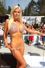 幻灯图：海蒂-蒙塔格十处整形 海滩亮“胸”器