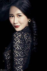 组图：王宁蕾丝镂空装魅惑出镜