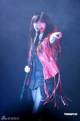 幻灯图：张惠妹个唱骷髅装亮相 伏明霞夫妇到场