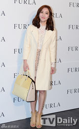 组图：李诗英少女时代Sunny等出席活动秀美腿