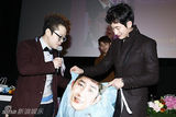 组图：朴施厚与粉丝共同收看《清潭洞》大结局