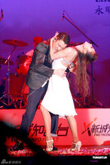 高清图：容祖儿等齐聚歌会 刘德华上演贴身辣舞