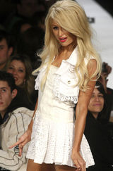 高清组图：帕丽斯-希尔顿巴西时装周上客串走秀