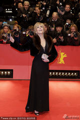 组图：《应许之地》首映 简-方达穿皮草助阵