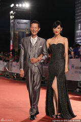 组图： 陈怡嘉高开衩礼服亮相红毯秀美腿