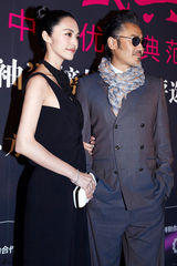 组图：姚晨露背长裙性感亮相 携手吴秀波走红毯