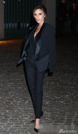 组图：小贝辣妹恩爱亮相时装周 化身史密斯夫妇