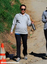 组图：娜塔丽-波特曼与友人散步 挺大肚步伐矫健