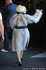 组图：Lady Gaga皮草装变身超级贵妇范儿