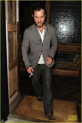 组图：裘德-洛络腮胡形象现身 装扮绅士型男