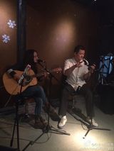 组图：李亚鹏丽江酒吧唱歌 抽烟心情放松