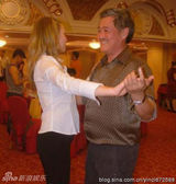 组图：赵本山夜搂洋妞跳舞 玩二人转兴致高涨