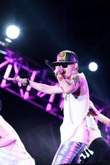 组图：碧海金沙派对火热开唱 2NE1压轴献唱