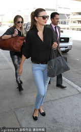 组图：米兰达便装出镜 黑衣牛仔星范十足