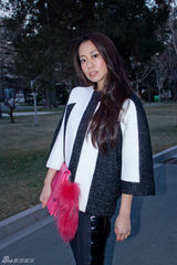 高清图：吴辰君街拍黑白条纹外套搭桃红色手包