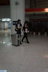 组图：李晟李佳航机场亲密牵手同行 恋情曝光