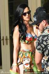 组图：水果姐亮相派对春意盎然 紧身胸衣秀乳沟