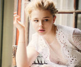 组图：童星科洛莫瑞兹唯美写真 纯白蕾丝裙清纯