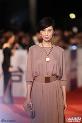 组图：刘青云伉俪亮相 郭蔼明藕粉裙优雅大方