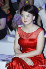 组图：李湘火红裙看秀 柳岩酥胸半露呼之欲出
