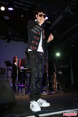 组图：方大同来台开唱黑超耍酷 陶晶莹亮相助阵